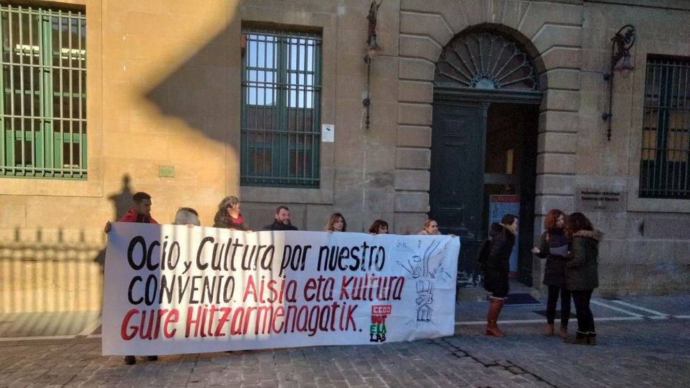 Delegados sindicales de UGT, CC.OO. ELA y LAB se han concentrado para exigir la negociación del convenio de Cultura en Navarra.