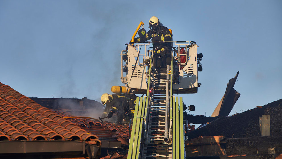 Incendio en el Octógono de Gorraiz: el fuego calcina el centro comercial del Valle Egüés. IÑIGO ALZUGARAY