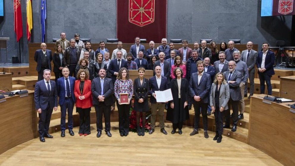 Representantes de UCAN han recibido este viernes la máxima distinción del Parlamento de Navarra, dirigida a todo el Sector Primario. CEDIDA