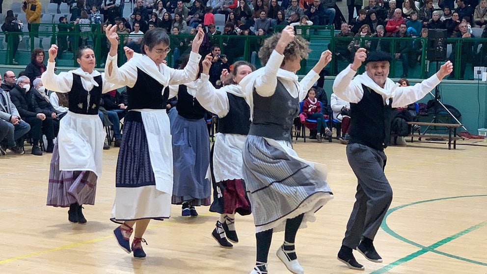Dantzaris de Oberena bailando en el polideportivo del club pamplonés. Navarra.com