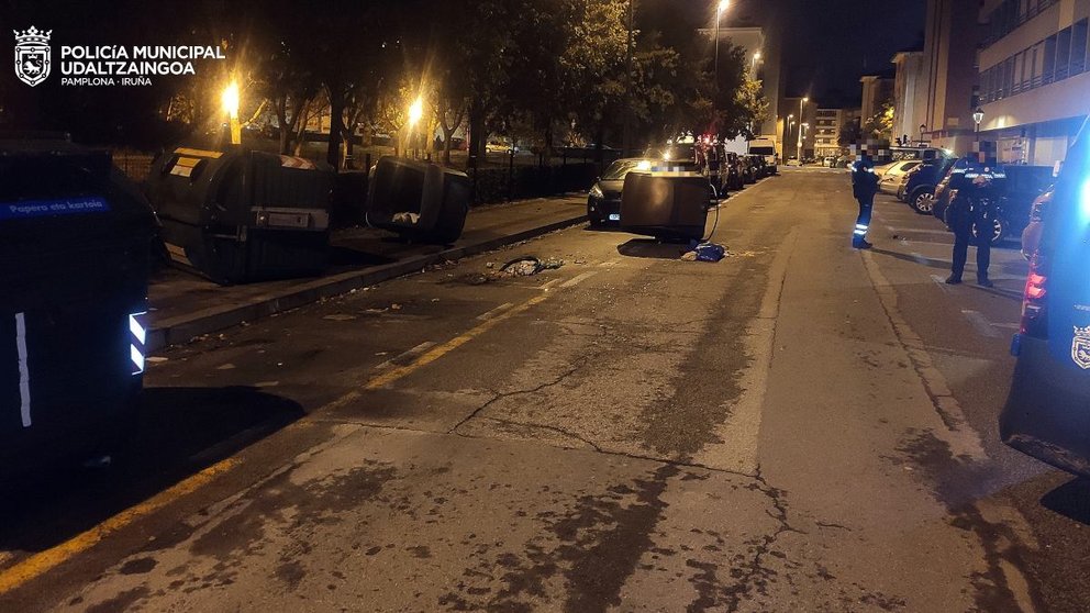 El coche chocó contra varios contenedores en la calle Juan de Tarazona del barrio de la Chantrea de Pamplona. POLICÍA MUNICIPAL DE PAMPLONA