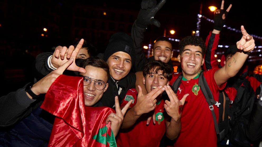 Aficionados de la comunidad marroquí en Pamplona celebran la victoria de la selección de Marruecos ante España en LOS octavos de final del Mundial de Qatar 2022. IÑIGO ALZUGARAY