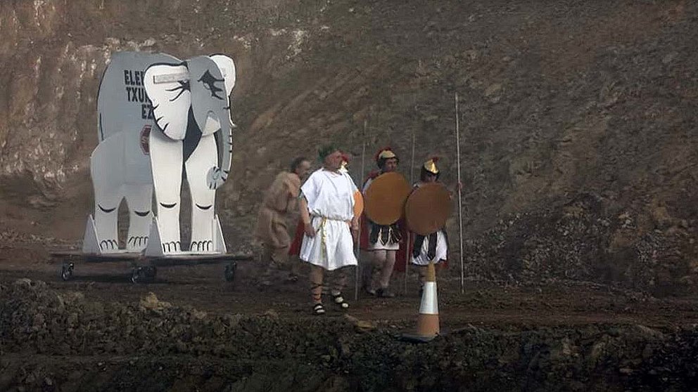 Un elefante blanco de cartón será el protagonista de la protesta contra la llegada del Tren de Alta Velocidad a Navarra.