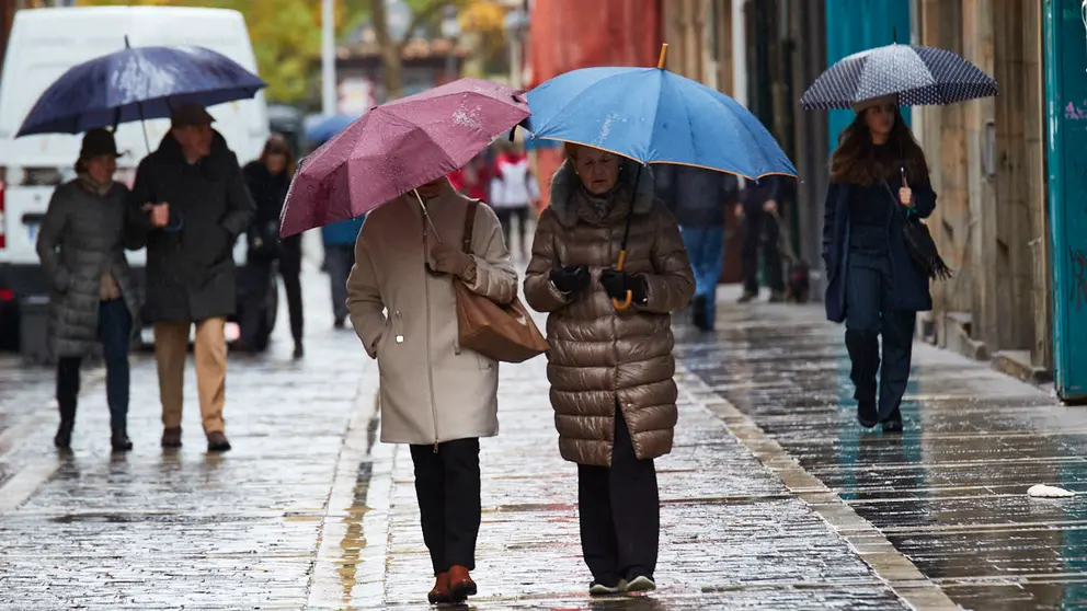 Día de lluvia y paraguas en Pamplona. IÑIGO ALZUGARAY