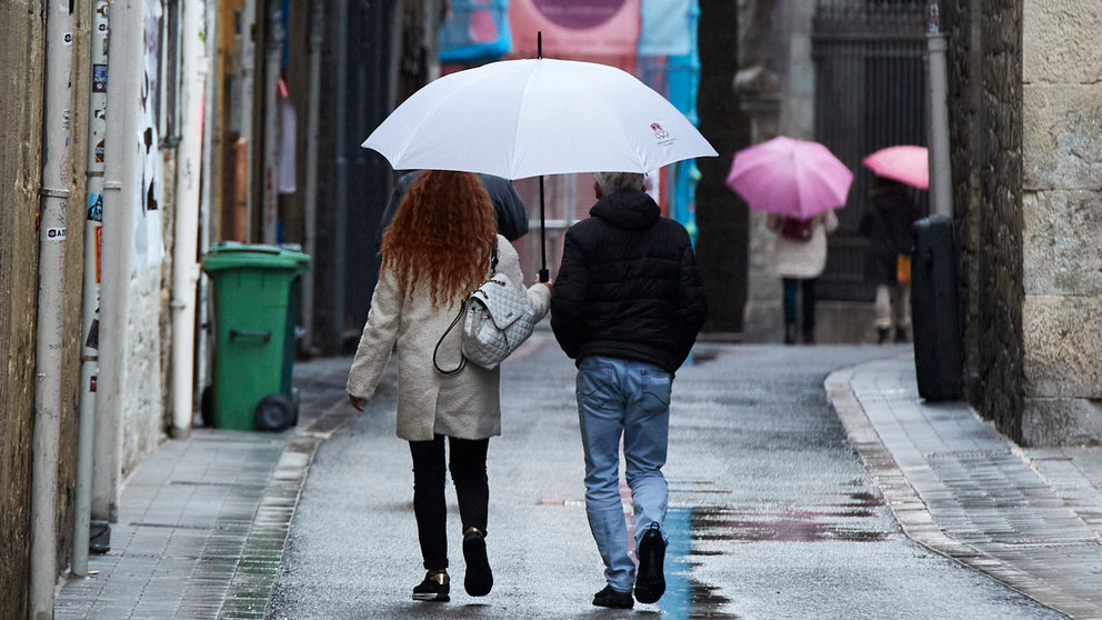 Día de lluvia y paraguas en Pamplona. IÑIGO ALZUGARAY