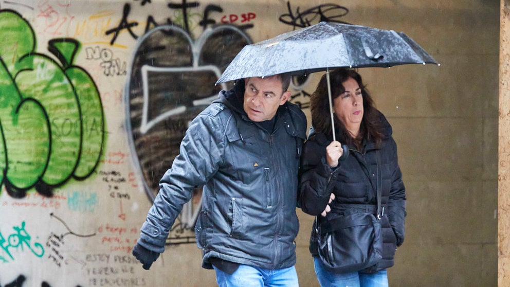 Día de lluvia y paraguas en Pamplona. IÑIGO ALZUGARAY