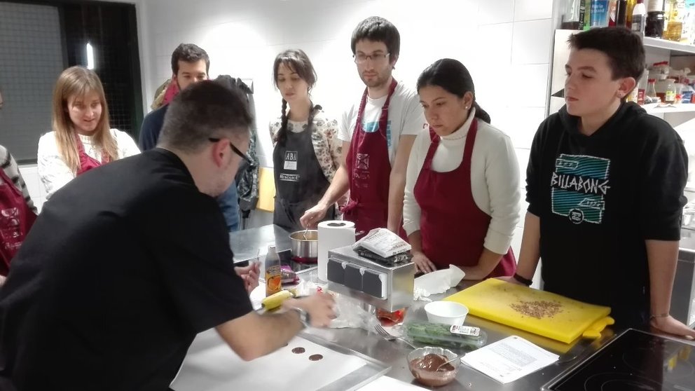 Imagen de archivo de un taller anterior en el Aula de Cocina de la Casa de la Juventud de Pamplona. CEDIDA