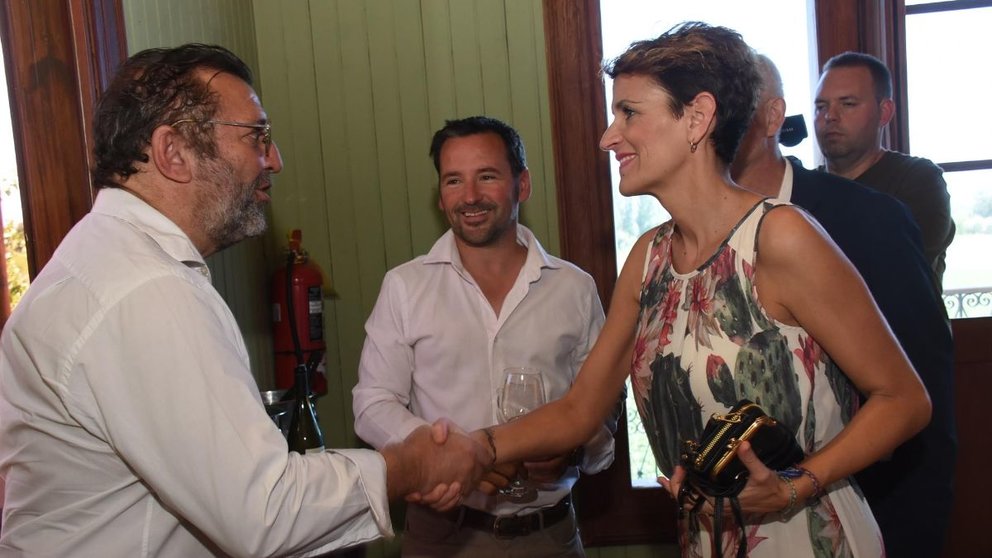 La presidenta de Navarra, María Chivite, ha mantenido en Mendoza un encuentro con el cónsul general de España en esta provincia argentina, Ramón Blecua. - GOBIERNO DE NAVARRA