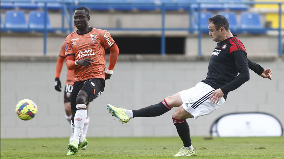 Kike García en acción en el partido amistoso Lorient - Osasuna en Palamós. @CAOsasuna.