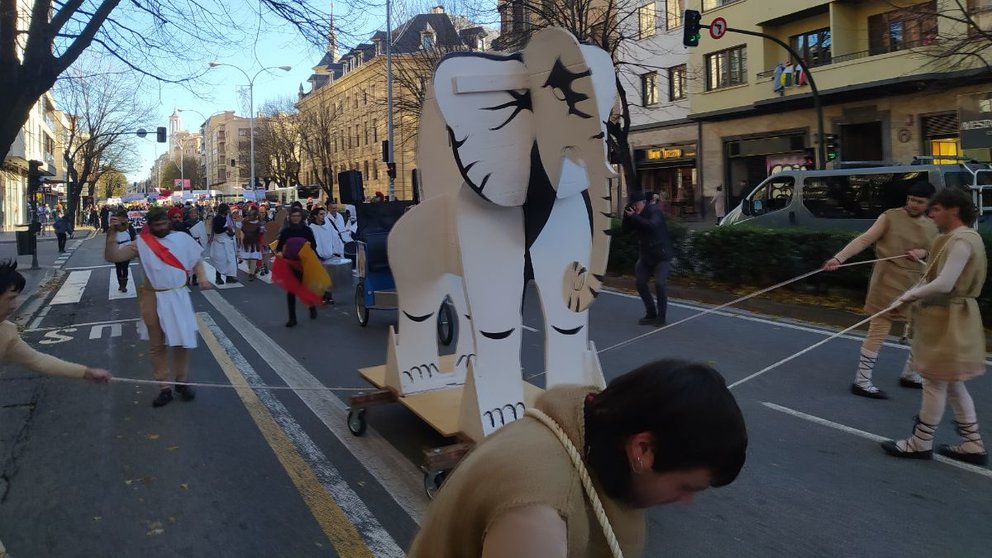 Un elefante blanco de cartón ha sido el protagonista de la nueva protesta contra el TAV en Pamplona. CEDIDA