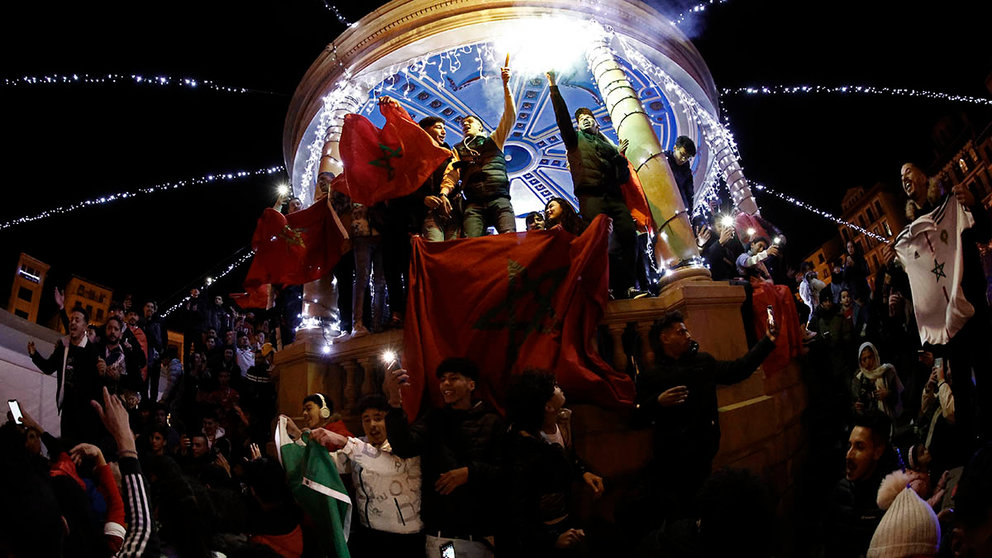 Aficionados marroquies celebran en la Plaza del Castillo de Pamplona la victoria de su selección frente a Portugal pasando por primera vez en la historia a las semifinales de un campeonato del mundo de fútbol.EFE/ Jesús Diges