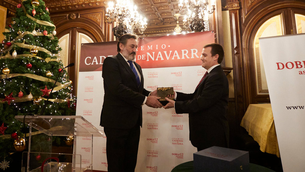 La Asociación Navarra de Víctimas del Terrorismo de ETA (ANVITE) recibe el premio Cadenas de Navarra, concedido por la Asociación Cultural Doble12. IÑIGO ALZUGARAY