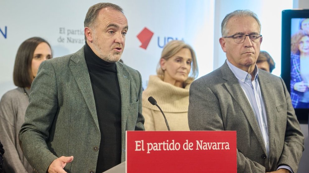 Enrique Maya, junto a Javier Esparza, en el anuncio de la ruptura de Navarra Suma. EFE / IÑAKI PORTO