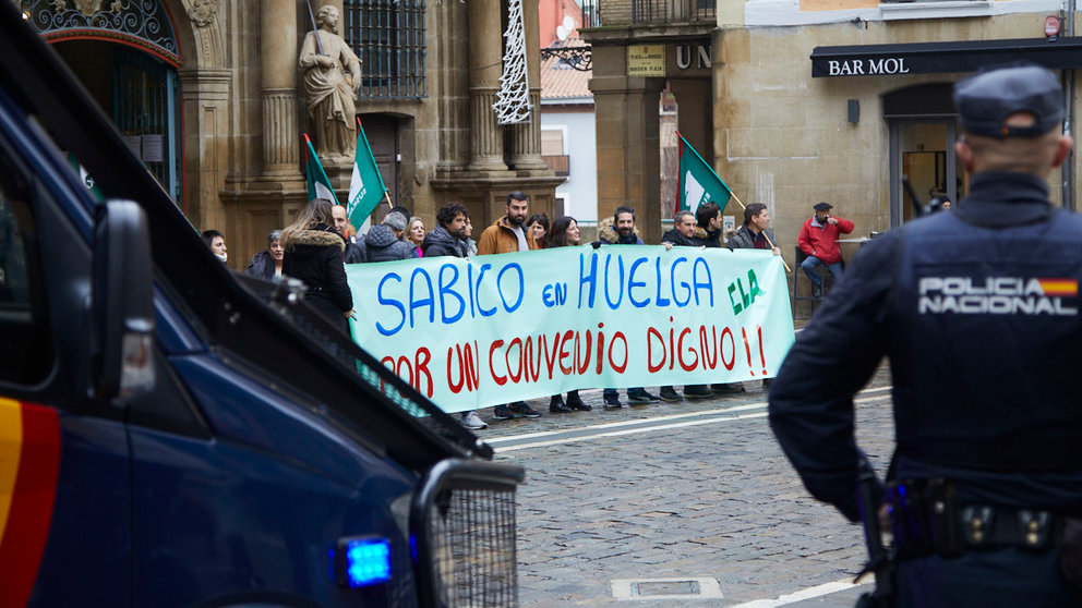 Concentración de trabajadores de la empresa Sabico Seguridad, en huelga desde el 16 de noviembre para lograr un convenio propio. IÑIGO ALZUGARAY