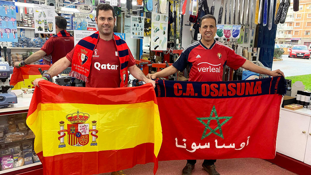 Ignacio y Said con las banderas de España y de Marruecos en Pamplona. Navarra.com