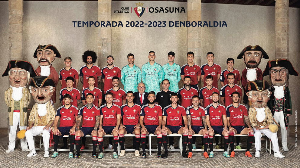 La plantilla de Osasuna posando para la foto oficial de la temporada 2022-23. Facebook.
