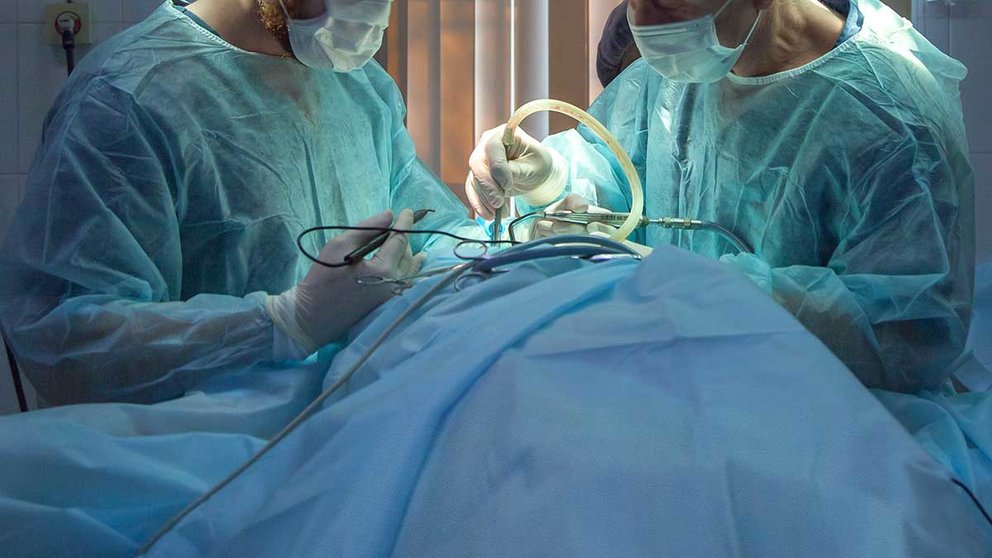 Dos cirujanos operan a un paciente en una imagen de archivo.