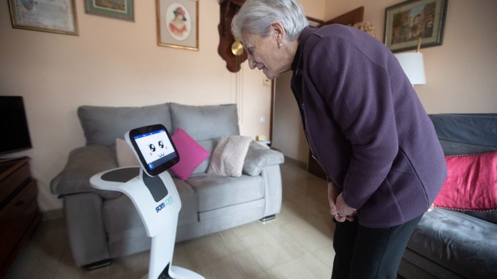 María Teresa Echalecu, una pamplonica de 89 años, tiene un robot asistencial en su piso, facilitado por el Ayuntamiento de Barcelona. EFE / MARTA PÉREZ