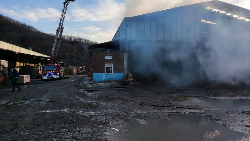 Bomberos de Navarra intervienen en un incendio en una empresa maderera de Arano. BOMBEROS DE NAVARRA