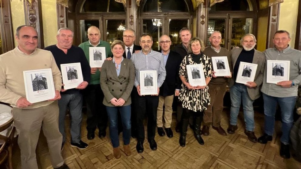 Ocho antiguos portadores de La Dolorosa fueron homenajeados la semana pasada en Pamplona. CEDIDA