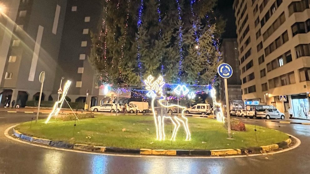 Barañáin estrena tres renos luminosos dentro de su decoración navideña. CEDIDA