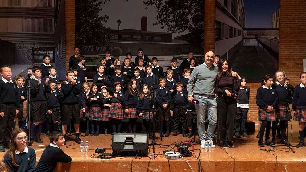 Javi Nieves y Mar Amate, este martes en Pamplona en el colegio Irabia-Izaga, ganador del concurso de villancicos de Cadena 100.