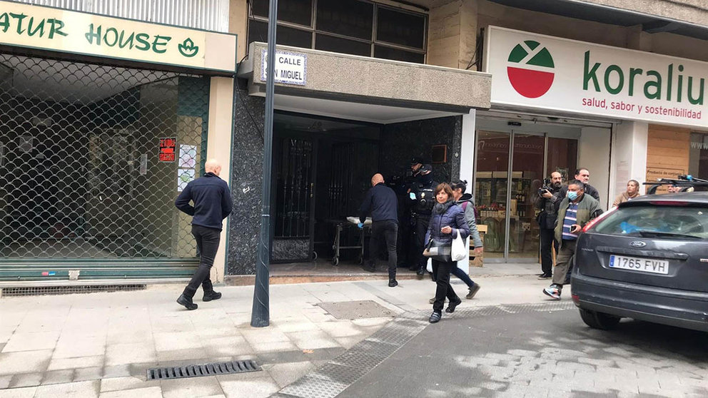 Portal de la calle San Miguel de Zaragoza donde una navarra de 80 años ha sido asesinada a manos de su marido. EUROPA PRESS