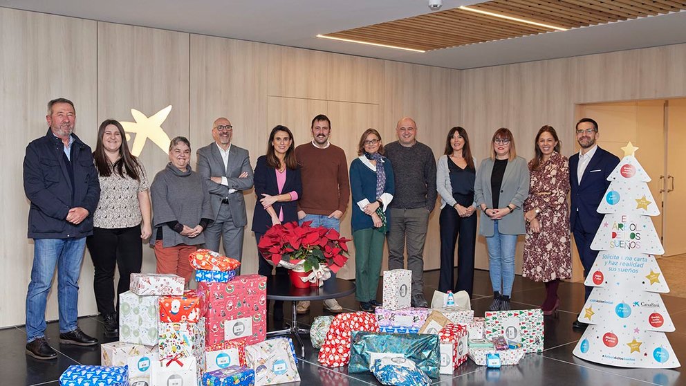 425 niños y niñas que viven en Navarra en situación de vulnerabilidad recibirán su regalo esta Navidad gracias a los clientes y empleados de CaixaBank. CAIXABANK
