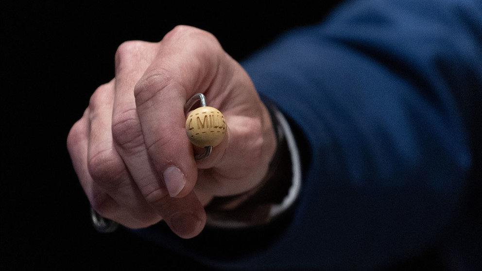 Un hombre enseña una bola con la cantidad de dinero de uno de los premios al inicio del Sorteo Extraordinario de la Lotería de Navidad 2022, en el Teatro Real de Madrid, a 22 de diciembre de 2022. Europa Press
22/12/2022