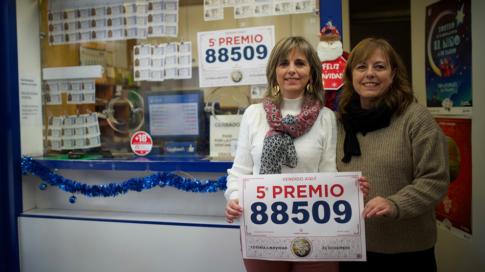 La administración de Lotería de la avenida Bayona 7 en Pamplona reparte un quinto premio de la Lotería de Navidad. PABLO LASAOSA