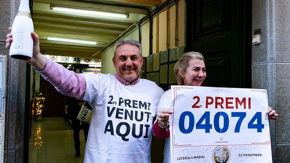 El responsable de la administración de lotería número 1 de Olot (Girona), Alfredo Alfaro, celebra junto a su esposa el haber vendido el número 04074, agraciado con el segundo premio del Sorteo Extraordinario de la Lotería de Navidad. EFE/Siu Wu