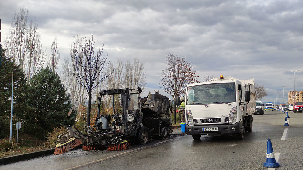 Estado del vehículo tras el incendio en la Avenida de Navarra. L.V.R.