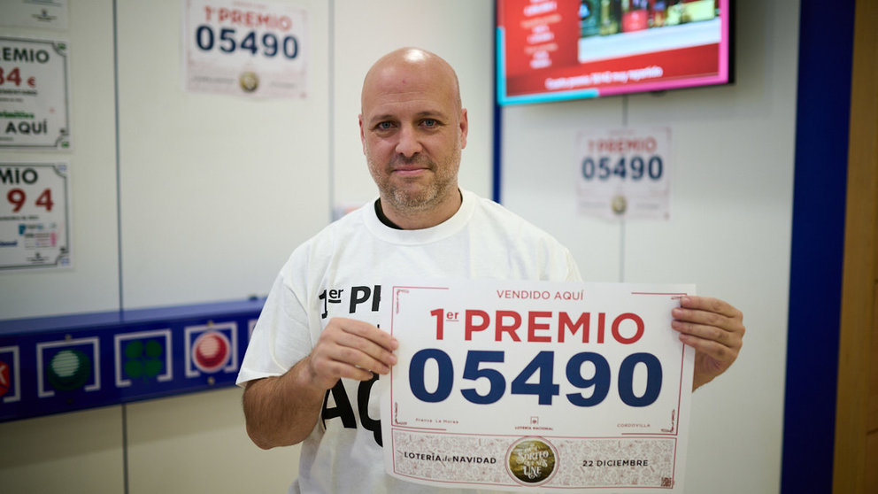 Jordi Valentí celebra su Primer premio de la Lotería de Navidad en su administración de Centro Comercial La Morea. PABLO LASAOSA