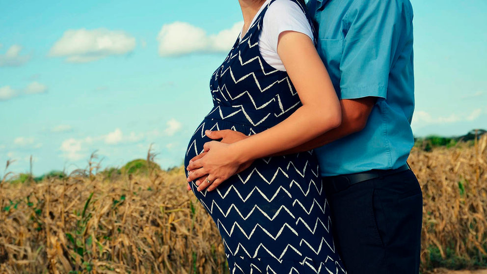 Una mujer embarazada acompañada de su pareja. ARCHIVO