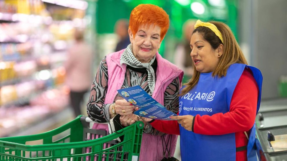 Voluntaria en una tienda de Mercadona durante la Gran Recogida de Alimentos. MERCADONA