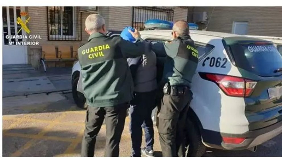 La Guardia Civil procede a una detención en un caso anterior. ARCHIVO / GUARDIA CIVIL