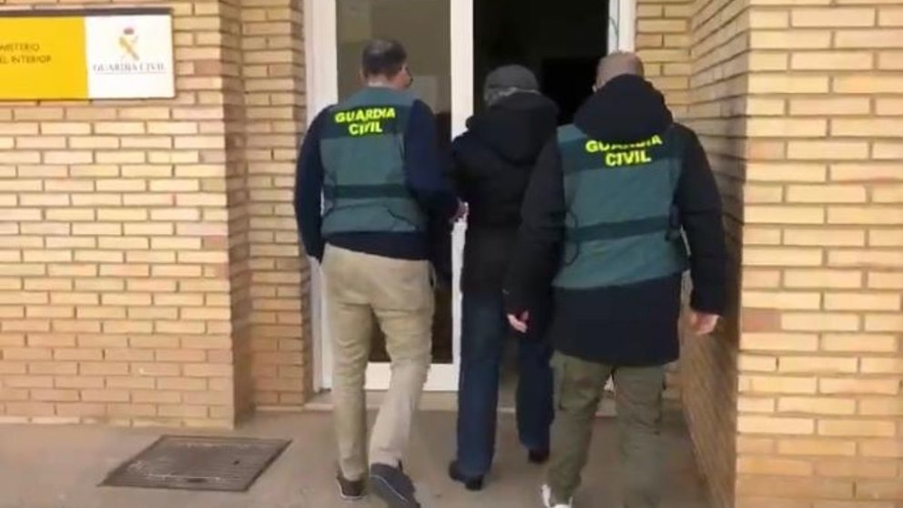 El detenido entrando junto a dos agentes de la Guardia Civil en la comandancia de Buñuel. GUARDIA CIVIL