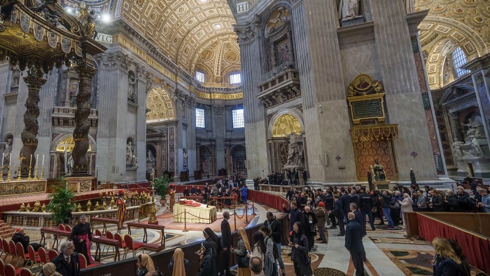 Imagen de la capilla ardiente en Roma donde descansa Benedicto XVI. EUROPA PRESS / Michael Kappeler/dpa