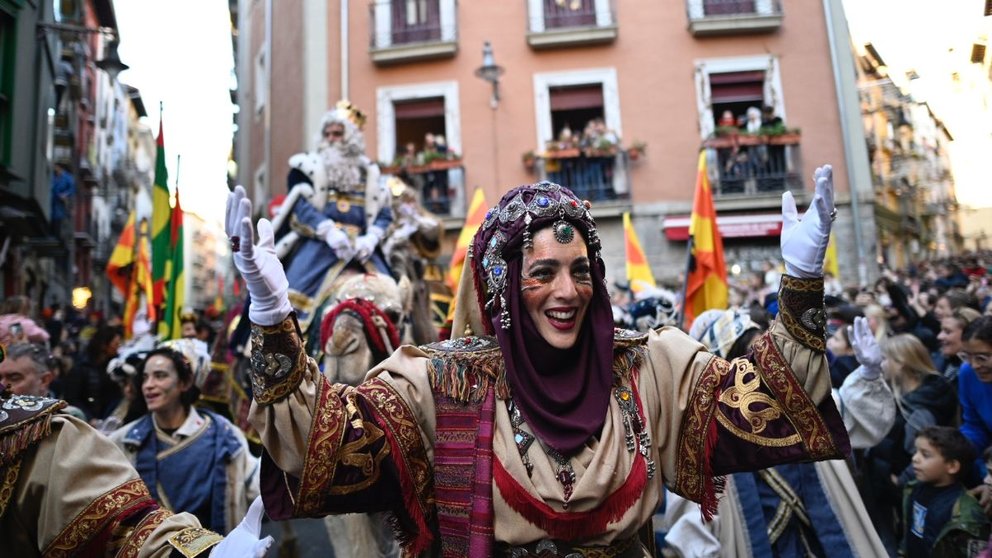 Los Reyes Magos llegan a Pamplona por el Puente de la Magdalena y el Portal de Francia para la posterior cabalgata por la ciudad. PABLO LASAOSA