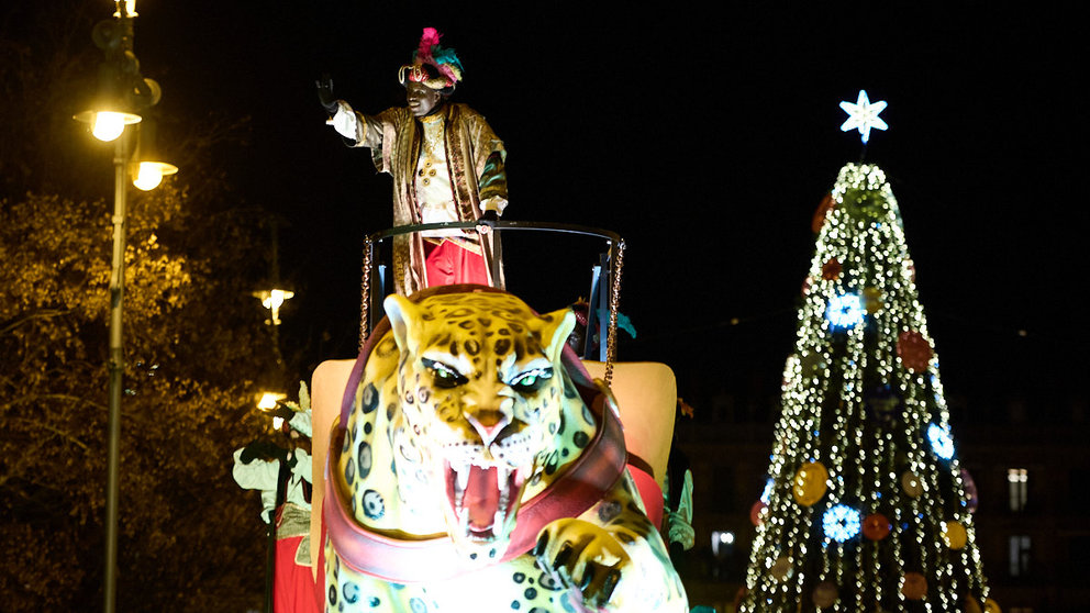 Los Reyes Magos desfilan por las calles de Pamplona durante la Cabalgata 2023.  PABLO LASAOSA
