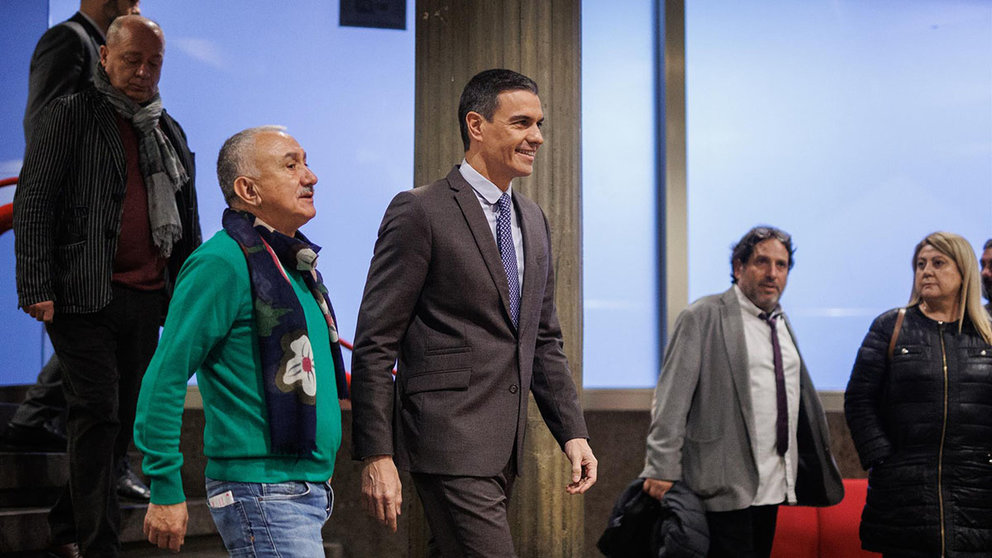 El presidente del Gobierno, Pedro Sánchez (3d), y el secretario general de UGT, Pepe Álvarez (3i), a su llegada a la inauguración de las Jornadas Confederales de Acción Sindical de UGT, a 11 de enero de 2023, en Madrid (España). Las Jornadas Confederales - ALEJANDRO MARTÍNEZ VÉLEZ / EUROPA PRESS