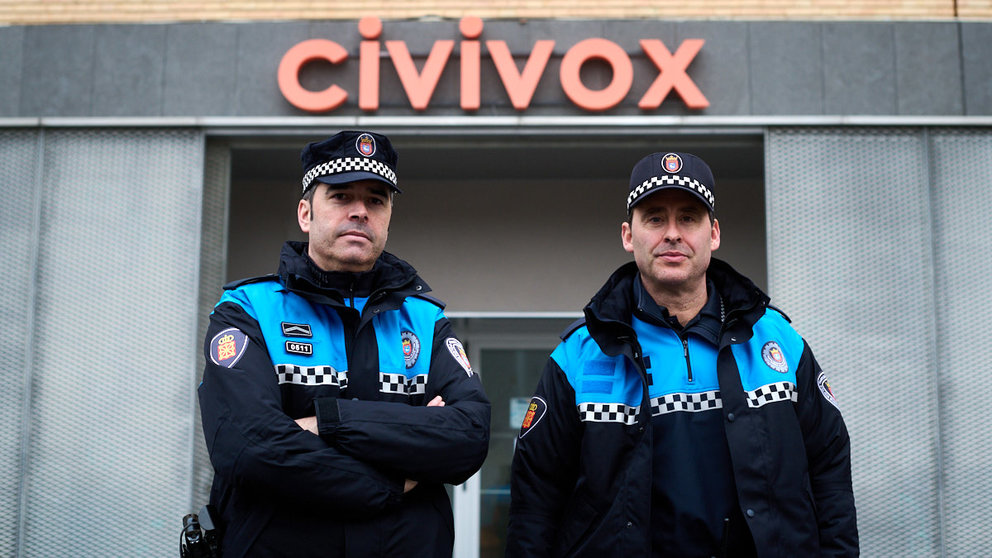 Dos agentes de la Policía Comunitaria de Pamplona atienden en el  Civivox de la Milagrosa una queja vecinal. PABLO LASAOSA