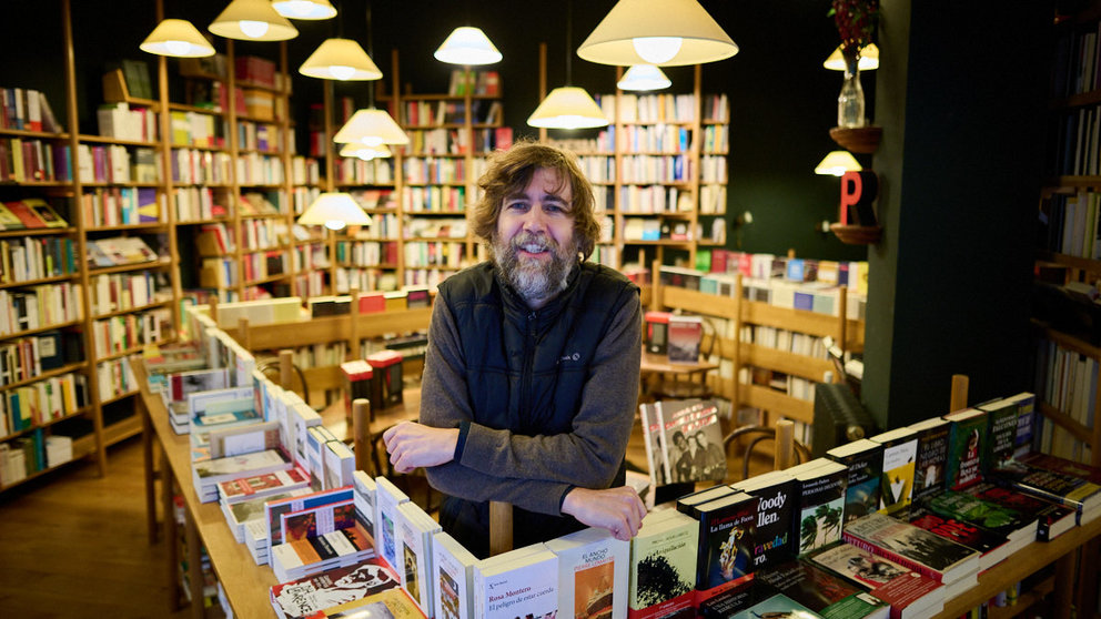 Daniel Rosino, de librería Walden, en la calle Paulino Caballero 31. PABLO LASAOSA