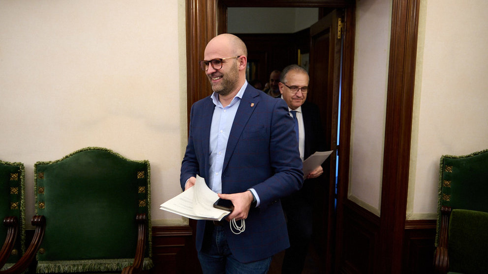 Fernando Aranguren y Enrique Maya acceden al salón de plenos del Ayuntamiento. PABLO LASAOSA