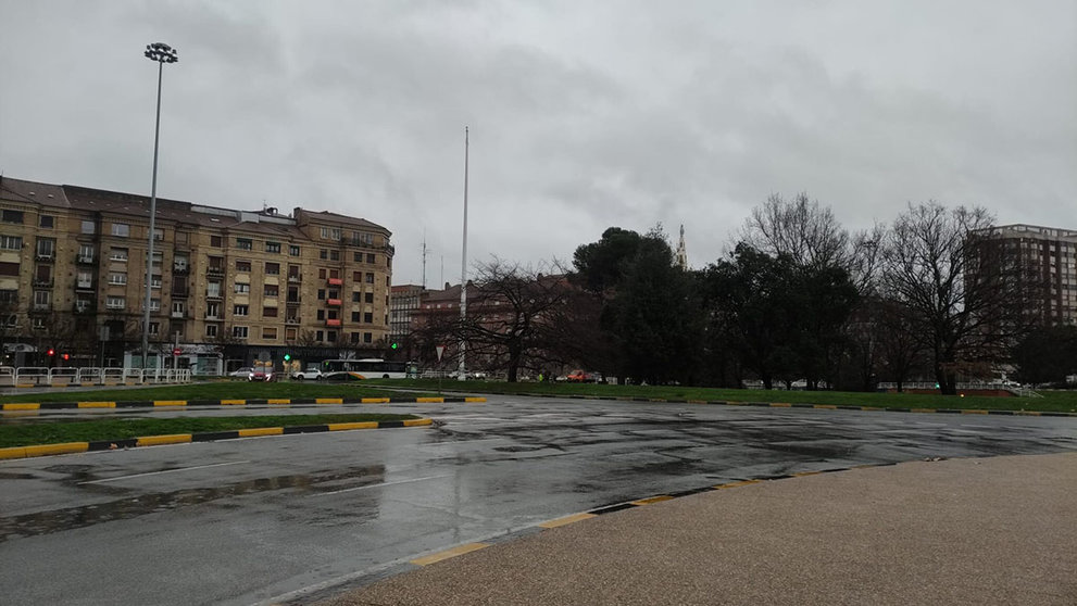 Imagen de la Plaza de los Fueros este lunes, después de haber sido retirada la bandera de Navarra por las condiciones climatológicas. LUCÍA VALERO