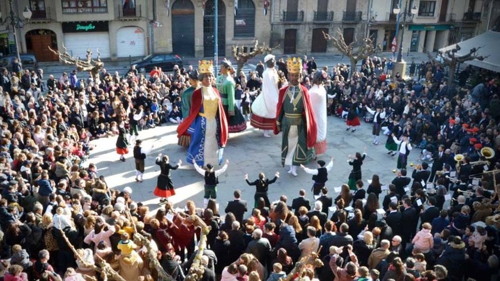 Los gigantes de Tafalla salen a la calle para celebrar la festividad de San Sebastián en 2023. ARCHIVO