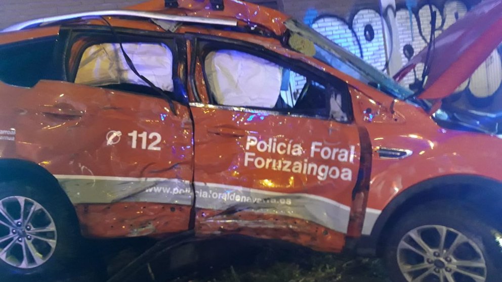 Imagen de cómo quedó el coche de Policía Foral tras el accidente de tráfico. SPF