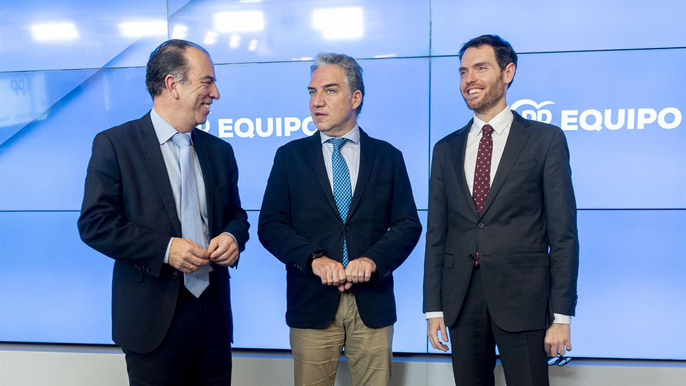 El diputado Carlos Adanero, el coordinador general del Partido Popular (PP), Elías Bendodo, y el diputado Sergio Sayas se reúnen en la sede del partido, a 19 de enero de 2023, en Madrid (España).  ALBERTO ORTEGA  / EUROPA PRESS