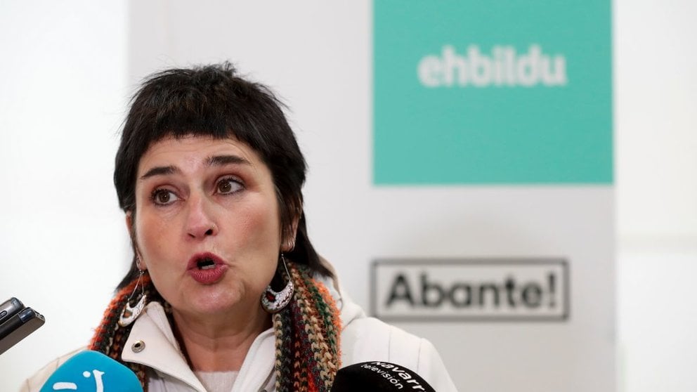 La candidata de EH Bildu al Parlamento de Navarra, Laura Aznal, atiende a la prensa este sábado en Pamplona. EFE/ Villar López