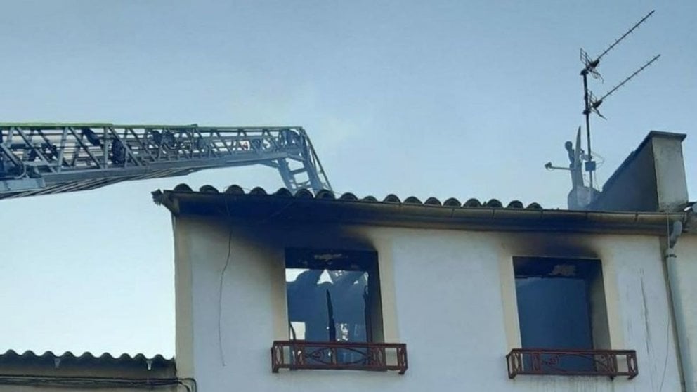 Como consecuencia de este incendio en Caparroso, una persona ha sido trasladada al hospital con intoxicación de humo. BOMBEROS DE NAVARRA
